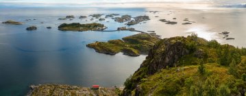 Henningsvaer sur les îles Lofoten avec port abrité et ponts reliant les îles rocheuses, Norvège, Europe . — Photo de stock