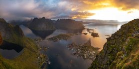 Вид на селище Рейне в Лофотенских островах на заході сонця, Норвегія, Європа. — стокове фото