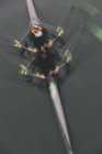 Verschwommene Bewegung Overhead-Ansicht von Doppelruderboot, zwei Ruderer im Ruderboot auf dem Wasser. — Stockfoto