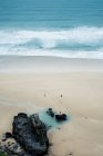 Vue en angle élevé des vagues océaniques et des rochers sur une plage de sable fin, Cornouailles, Angleterre, Royaume-Uni . — Photo de stock