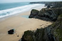 Vue en angle élevé de l'anse rocheuse sur une plage de sable fin, Cornouailles, Angleterre, Royaume-Uni . — Photo de stock