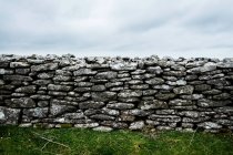 Vieux mur de pierre sèche sous un ciel nuageux, Cornouailles, Angleterre, Royaume-Uni . — Photo de stock