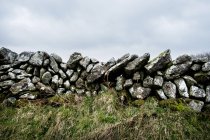 Parcialmente derrumbado muro de piedra seca, Cornwall, Inglaterra, Reino Unido . - foto de stock