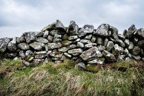 Parede de pedra seca parcialmente colapsada, Cornualha, Inglaterra, Reino Unido . — Fotografia de Stock