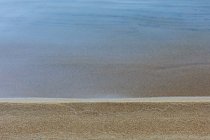 Високий кут Вигляд спокійної води озера Тахо і пляжу на світанку, Каліфорнія, Уса. — стокове фото