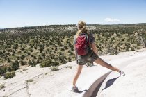 Rückansicht einer jugendlichen Wanderin mit Blick auf Wüstenblick, Tankawi-Ruinen, New Mexico, Vereinigte Staaten — Stockfoto