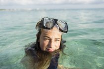 Adolescente portant un masque de plongée en apnée dans l'eau de l'océan . — Photo de stock