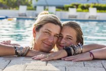 Mãe com filha adolescente na piscina sorrindo . — Fotografia de Stock