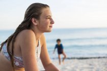 Смятая девочка-подросток на песчаном пляже на острове Гранд-Кейман . — стоковое фото