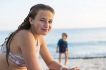 Lächelndes Teenager-Mädchen am tropischen Sandstrand, Grand Cayman Island. — Stockfoto