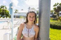 Adolescente ragazza indossa bikini sorridente in macchina fotografica . — Foto stock