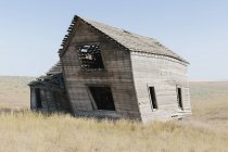 Verlassenes Bauernhaus in riesigem Grasland, Whitman County, Palouse, Washington, USA. — Stockfoto