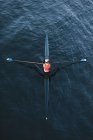 Vista desde arriba de un solo scull crew racer, Lake Union, Seattle, Washington, EE.UU. . - foto de stock