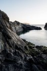Скелясті скелі, вирощені зеленою травою на узбережжі Пембрукшир, Уельс, Юк. — стокове фото