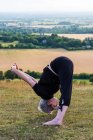 Donna matura che partecipa a lezioni di yoga all'aperto su una collina . — Foto stock