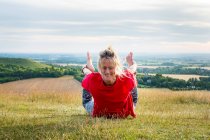 Зріла жінка бере участь у відкритому класі йоги на схилі пагорба . — стокове фото
