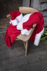 Hochwinkelaufnahme des Weihnachtsmannkostüms auf Stuhl. — Stockfoto