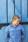 Porträt eines Teenagers gegen blaue Tür. — Stockfoto