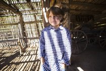 Retrato de niño de edad elemental en contraste luz y sombra - foto de stock