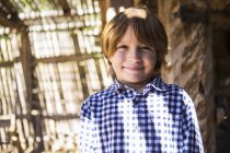 Retrato de niño preadolescente en contraste luz y sombra - foto de stock