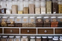 Крупним планом полиці з вибором макаронних виробів, бобових культур і зерна в скляних банках . — стокове фото