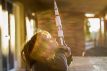 Мальчик младшего возраста играет с игрушечной ракетой, мечтает о космическом полете . — стоковое фото