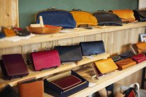 Close-up of leather handbags on a shelves in a leather shop. — Stock Photo