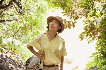 Mulher japonesa usando chapéu caminhadas em uma floresta . — Fotografia de Stock