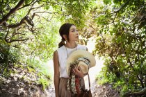 Японская женщина с шапкой в лесу . — стоковое фото