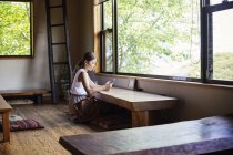 Femme japonaise assise à une table dans un restaurant japonais . — Photo de stock