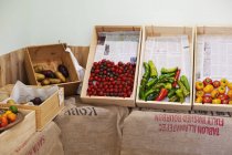 Детали деревянных ящиков со свежими овощами в фермерском магазине . — стоковое фото