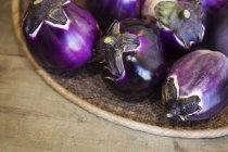 Высокоугловой крупный план выбора свежих фиолетовых баклажанов в фермерском магазине . — стоковое фото