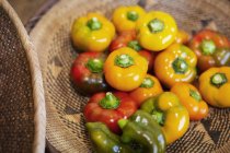 Alto ângulo close-up de uma seleção de pimentas vermelhas e amarelas frescas em uma loja de fazenda . — Fotografia de Stock