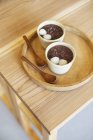 Plan rapproché grand angle d'une tasse de nourriture japonaise végétarienne dans un café . — Photo de stock