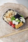Grand angle gros plan de bento végétarien japonais et baguettes dans un café . — Photo de stock