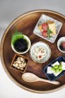 Plan rapproché grand angle d'une sélection de plats japonais végétariens dans un café . — Photo de stock