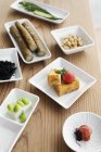 Високий кут крупного вибору вегетаріанських японських страв у кафе.. — стокове фото