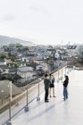 Высокий угол обзора молодых японцев и женщин, пьющих пиво на крыше в городской обстановке
. — стоковое фото