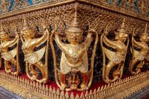 Feche acima das estátuas no shrine dourado no complexo budista do temple de Wat Pho no distrito de Phra Nakhon, Bangkok. — Fotografia de Stock