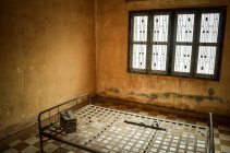 Vista interior da cela prisional no Museu do Genocídio Tuol Sleng, Phnom Penh, Camboja. — Fotografia de Stock