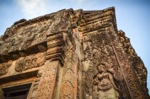 Ankor Wat, un templo histórico jemer del siglo XII y Patrimonio de la Humanidad de la UNESCO. Piezas y piedra tallada con grandes raíces que se extienden a través de los trabajos de piedra.. - foto de stock