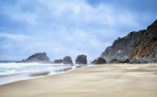 Песчаный пляж и скалы в Фелия-де-Адрага, Лисбон, Португалия. — стоковое фото