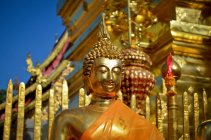 Cierre de la estatua de Buda de oro fuera del templo, Myanmar.. - foto de stock