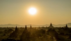 Sonnenuntergang über Stupas von Tempeln in Bagan, Myanmar. — Stockfoto