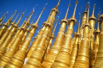 Goldene Stupas des buddhistischen Tempels Shwe Inn Thein Paya, Inle-See, Myanmar — Stockfoto