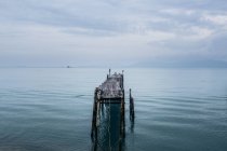 Seascape with old wooden jetty under cloudy sky, Koh Samui, Thailand — Stock Photo
