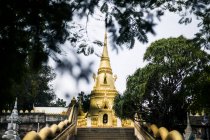 Außenansicht kleiner lokaler Tempel mit goldener Stupa, Koh Samui, Thailand. — Stockfoto