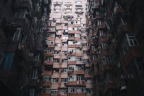Vista de baixo ângulo da fachada do complexo residencial imponente com janelas e varandas, Hong Kong, China — Fotografia de Stock