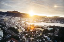Vista aérea da paisagem urbana da cidade de Nagasaki ao nascer do sol no Japão — Fotografia de Stock