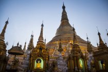 Vista esterna della pagoda buddista con stupa dorato, Shwedagon Pagoda, Rangoon / Yangon, Myanmar — Foto stock